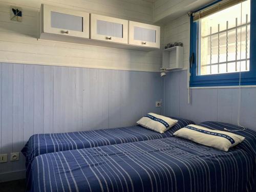 deux lits côte à côte dans une pièce dans l'établissement Appartement sur la plage avec parking privé à Longeville-sur-Mer - FR-1-336-127, à Longeville-sur-Mer