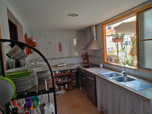 eine Küche mit einem Waschbecken und einem Fenster in der Unterkunft Apartamentos Casa May II - Centro Benidorm in Benidorm