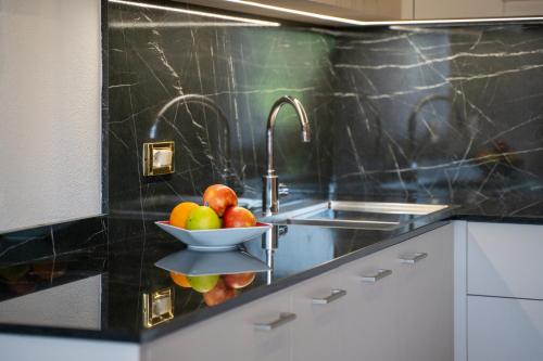 Bilik mandi di Apartments Lasteis