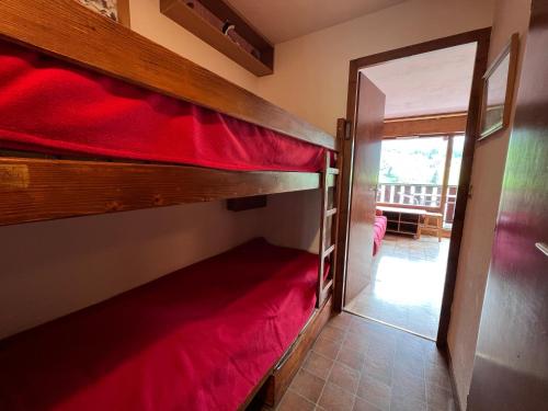 ラ・クリュサにあるRésidence 2-235 - Proche centre villageの二段ベッド2台と出入り口が備わる客室です。