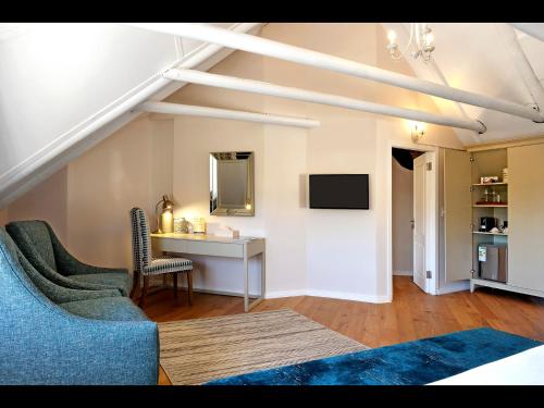 TV a/nebo společenská místnost v ubytování Mirabelle Guesthouse