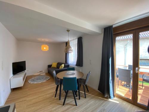 ein Wohnzimmer mit einem Tisch und einem Sofa in der Unterkunft Ferien & Business Apartments Hohenfels in Hohenfels