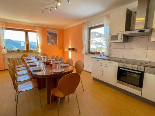 jadalnia ze stołem i krzesłami w kuchni w obiekcie Apartment Roggenboden-1 by Interhome w mieście Oberau