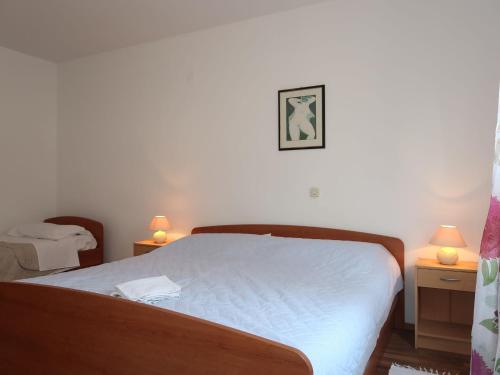 Postel nebo postele na pokoji v ubytování Apartment Dora - RAB140 by Interhome