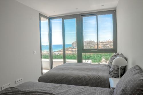 Cama o camas de una habitación en Stunning VillaMar, next to the beach