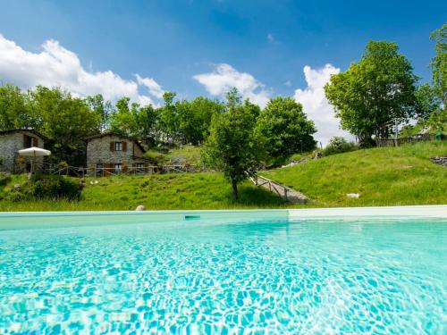 una piscina frente a una casa con una colina en Holiday Home Paradiso I by Interhome, en Bolognana