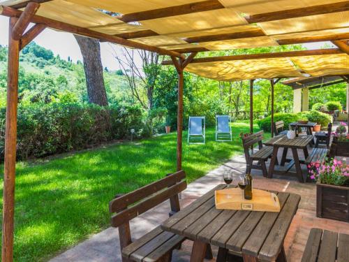 Κήπος έξω από το Apartment Casolare Bretulla-2 by Interhome