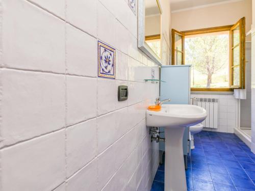 Ένα μπάνιο στο Apartment Casolare Bretulla-2 by Interhome