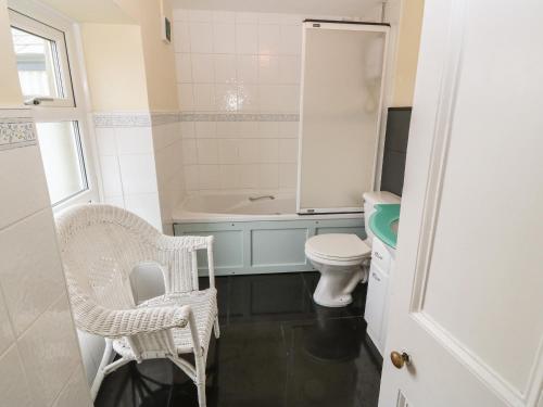 ein Badezimmer mit Badewanne, Toilette und Waschbecken in der Unterkunft 2 Sea View Cottage in Pwllheli