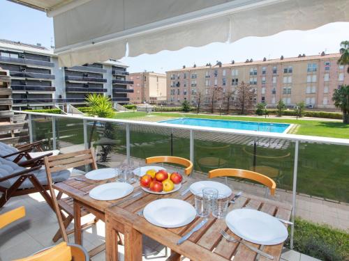 una mesa con un bol de fruta en el balcón en Apartment El Jardi del Mar, en Sant Antoni de Calonge