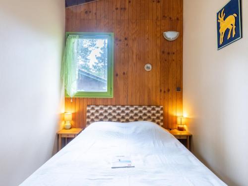 ラカノー・オセアンにあるChalet Chalet du Golf by Interhomeのベッドルーム(ベッド1台、窓付)