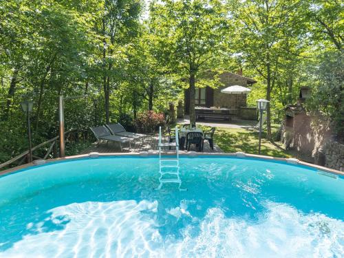 une piscine avec une échelle au milieu d'une cour dans l'établissement Holiday Home Cottage Contadina by Interhome, à Cegliolo