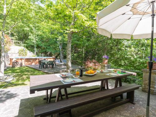 - une table de pique-nique et un parasol dans l'arrière-cour dans l'établissement Holiday Home Cottage Contadina by Interhome, à Cegliolo