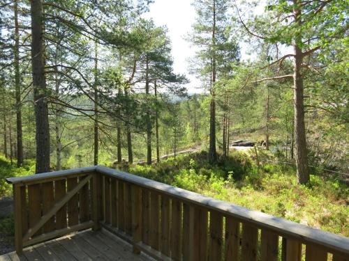 una terraza de madera con vistas al bosque en Chalet Trygvebu - SOW057 by Interhome, en Øyuvstad