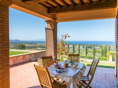 サン·ヴィンチェンツォにあるHoliday Home Il Corbezzolo-3 by Interhomeの海の景色を望むパティオ(テーブル付)
