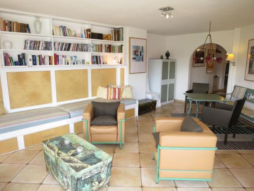 een woonkamer met een bank, stoelen en een tafel bij Apartment Flösserstrasse by Interhome in Wallgau