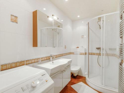 une salle de bain blanche avec un lavabo et une douche dans l'établissement Apartment Prince Albert by Interhome, à Cabourg