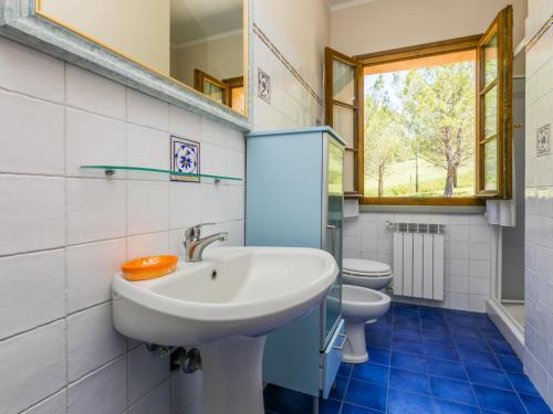 Ένα μπάνιο στο Apartment Casolare Bretulla-3 by Interhome