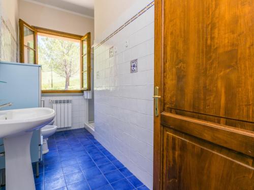 Ένα μπάνιο στο Apartment Casolare Bretulla-3 by Interhome