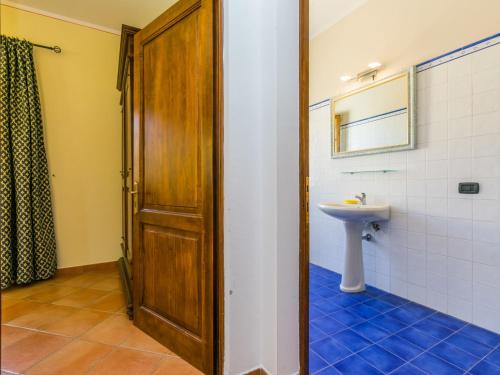 Ένα μπάνιο στο Apartment Casolare Bretulla-3 by Interhome