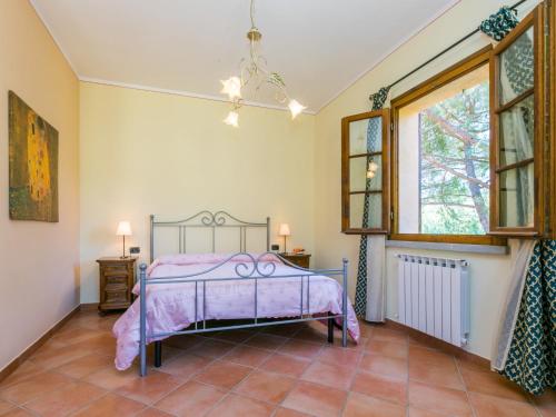 Ένα ή περισσότερα κρεβάτια σε δωμάτιο στο Apartment Casolare Bretulla-3 by Interhome