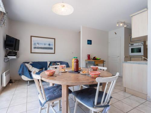 une cuisine et une salle à manger avec une table et des chaises en bois dans l'établissement Holiday Home Villa Cassin by Interhome, à Canet
