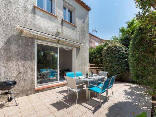 un patio avec une table, des chaises et un barbecue dans l'établissement Holiday Home Villa Cassin by Interhome, à Canet