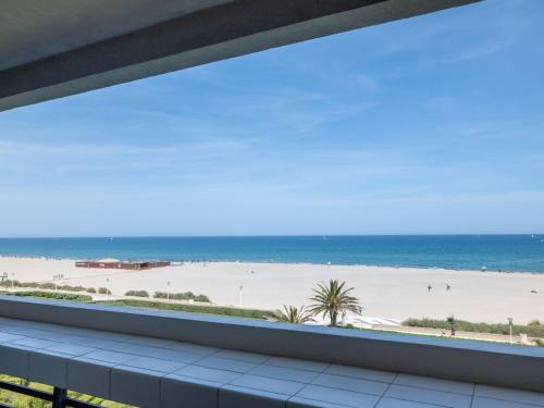 Le balcon offre une vue sur la plage. dans l'établissement Apartment Le Beaupré-20 by Interhome, à Canet