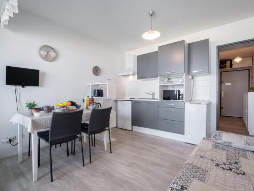 une cuisine et une salle à manger avec une table et des chaises dans l'établissement Apartment Le Beaupré-20 by Interhome, à Canet