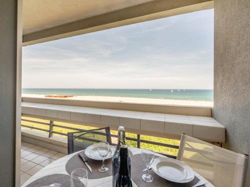 - une table à manger avec vue sur la plage dans l'établissement Apartment Le Beaupré-20 by Interhome, à Canet