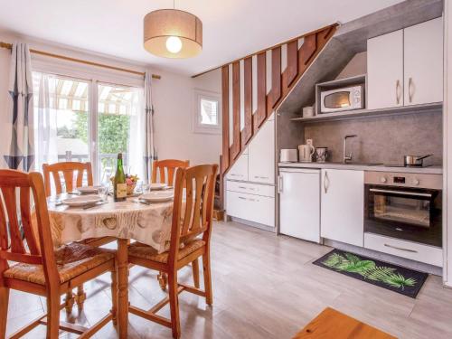 une cuisine et une salle à manger avec une table et des chaises dans l'établissement Apartment La Côte Fleurie-3 by Interhome, à Merville-Franceville-Plage
