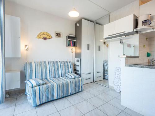 カネ・アン・ルシヨンにあるApartment Le Chalet by Interhomeのリビングルーム(ストライプチェア付)、キッチン
