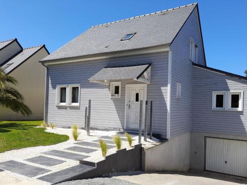 une maison grise avec un garage dans l'établissement Holiday Home Pen-Guen by Interhome, à Dinard