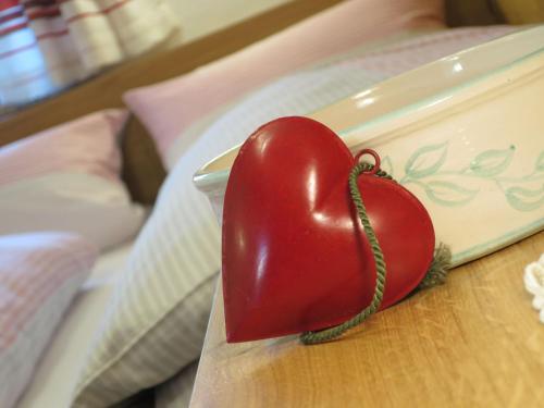 um tomate em forma de coração sentado numa mesa em Apartment Heistracher-2 by Interhome em Blindau