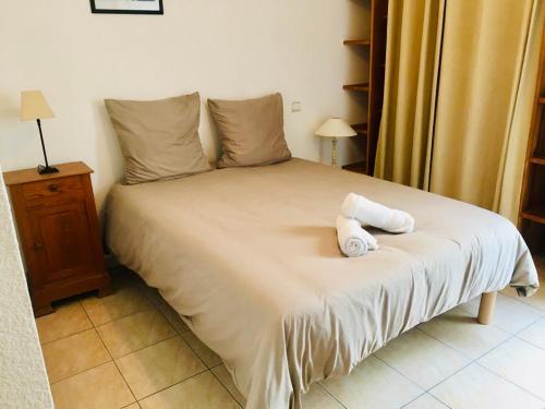 1 dormitorio con 1 cama con 2 toallas en Grand Bleu, en Sète