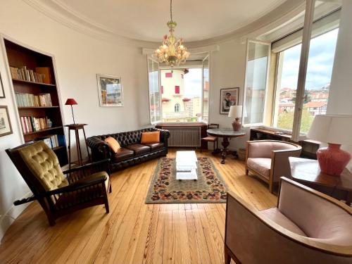 un salon rempli de meubles et d'un lustre dans l'établissement Apartment Carlton-2 by Interhome, à Biarritz