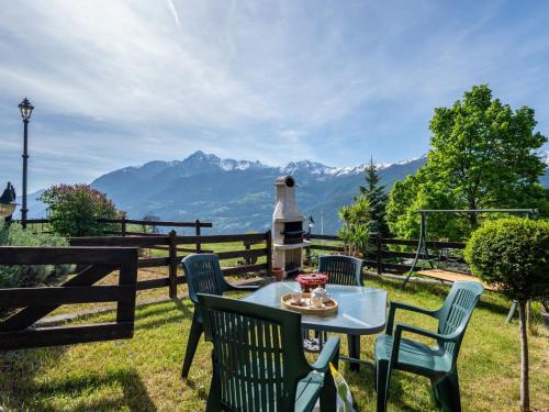 SarreにあるHoliday Home Maison Meynet by Interhomeの山を背景にテーブルと椅子