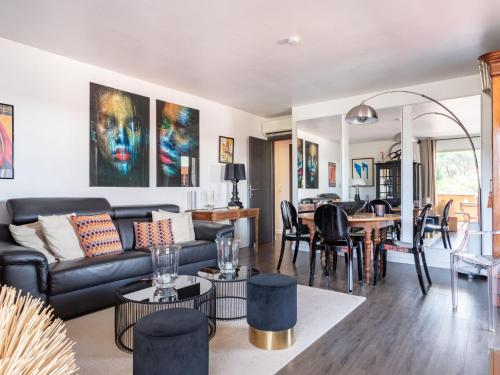 un salon avec un canapé et une salle à manger dans l'établissement Apartment Les Patios-7 by Interhome, à Saint-Tropez