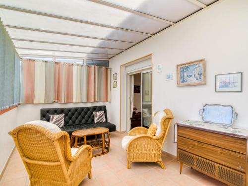 - un salon avec des fauteuils en osier et un canapé dans l'établissement Holiday Home Les Villas de l'Aygual-4 by Interhome, à Saint Cyprien Plage