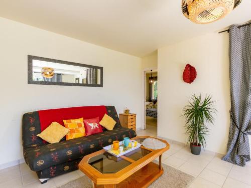 un salon avec un canapé et une table dans l'établissement Apartment Chez Yvette by Interhome, à Plougonvelin