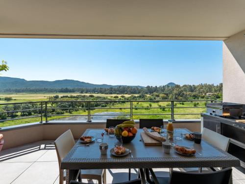 - une table avec de la nourriture sur un balcon avec vue dans l'établissement Apartment Stanatura-1 by Interhome, à Porto-Vecchio