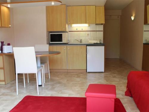 Appartement La Rochelle, 1 pièce, 2 personnes - FR-1-246-115にあるキッチンまたは簡易キッチン