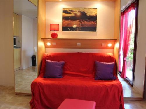 ラ・ロシェルにあるAppartement La Rochelle, 1 pièce, 2 personnes - FR-1-246-115の赤いベッド(紫色の枕付)