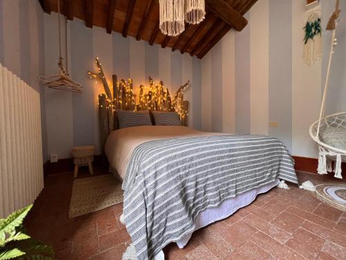 Uma cama ou camas num quarto em Borgo Al Canto Degli Alberi