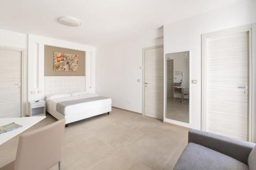 ヴィエステにあるResidenza Cristalloの白い部屋(ベッド1台、鏡付)