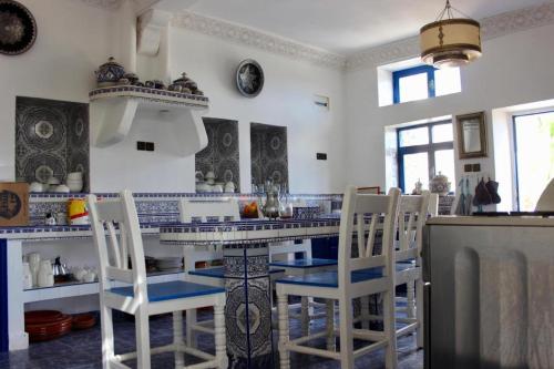 cocina con mesa y sillas en una habitación en Room in Guest room - Room in villa Lair De La Mer, en Sidi Kaouki