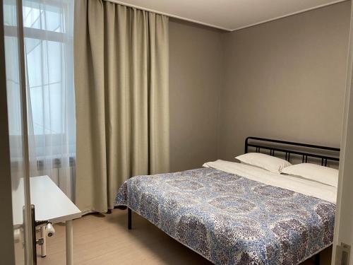 sypialnia z łóżkiem i oknem w obiekcie ЖК Highvill Ishim D1 w mieście Astana