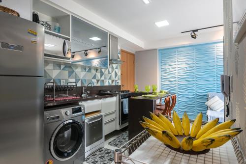um monte de bananas num cesto numa cozinha em vemproCUPEPORTODEGALINHAS Casal ou Família no melhor apartamento de Porto de Galinhas em Porto de Galinhas
