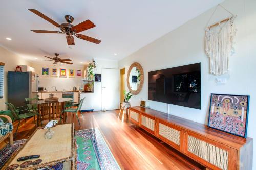 een woonkamer met een grote flatscreen-tv bij Tropical Boho Nightcliff Casinha 3BR 1.5BR in Nightcliff