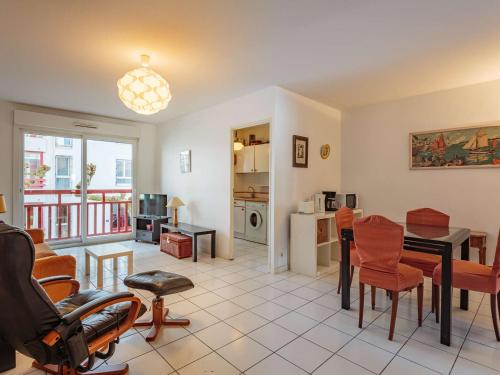 un salon avec une table et des chaises dans l'établissement Spacieux Appartement 3* à Saint-Jean-de-Luz avec Parking, Terrasse et Proximité Commerces - FR-1-4-516, à Saint-Jean-de-Luz